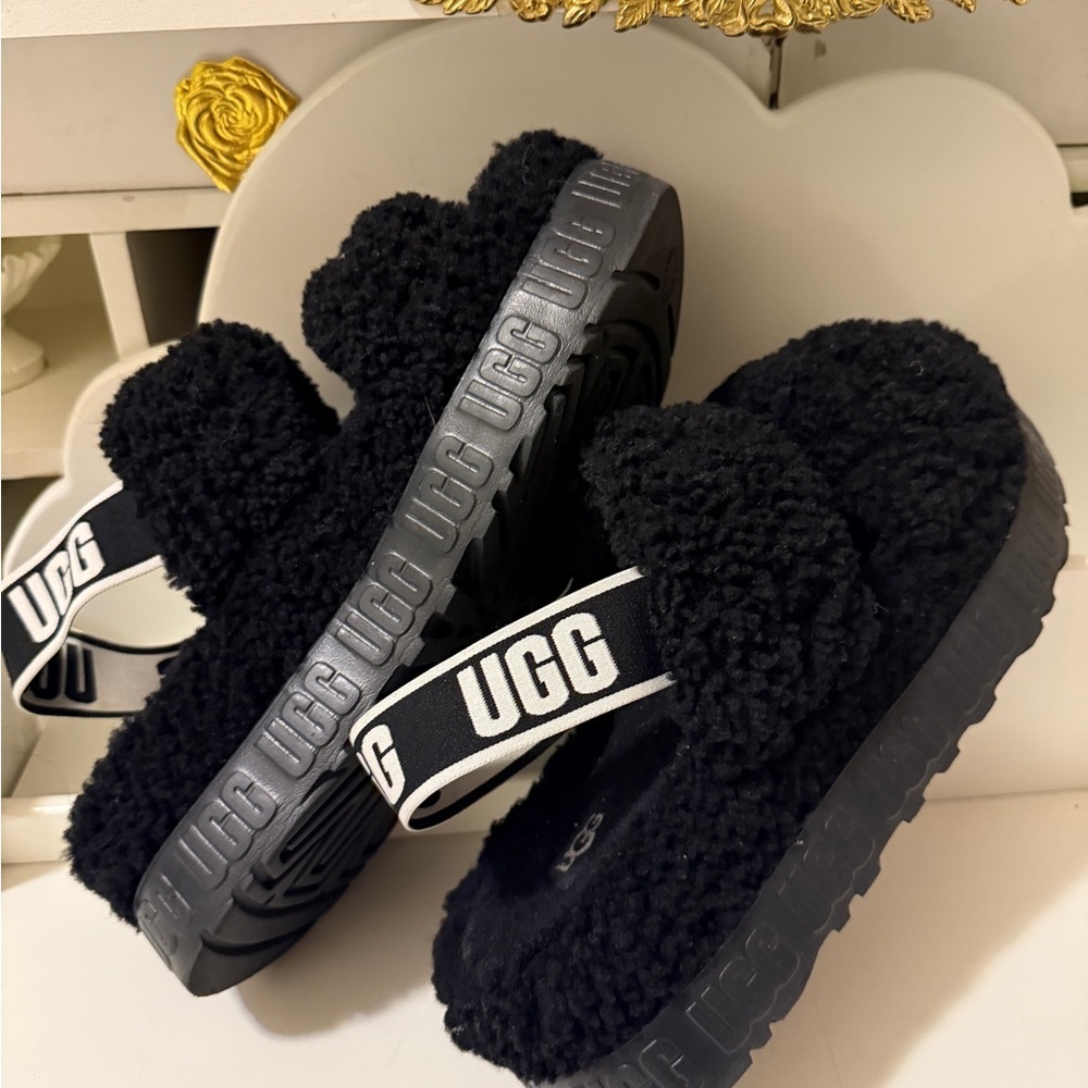 UGG Oh Fluffita Sheepskin
Slippers Slingback SZ 8 Black
Womens.great conditions